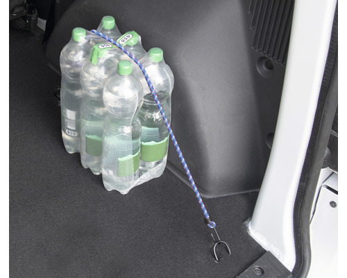 Ein Sechserpack Wasserflaschen, gesichert mit einem Expanderseil im Kofferraum.