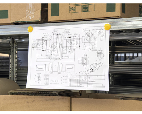 Technische Zeichnung einer Kurbelwelle, befestigt mit Reißzwecken an einem Regal