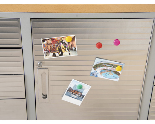 Metallschranktür mit Magneten und Fotos