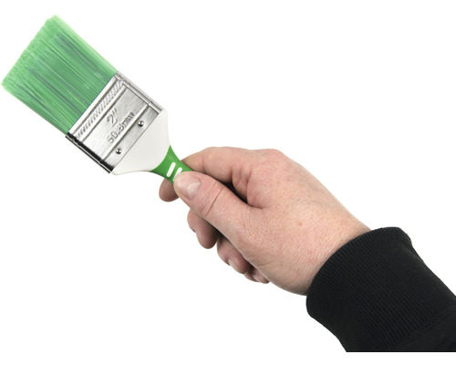 Hand hält einen Pinsel