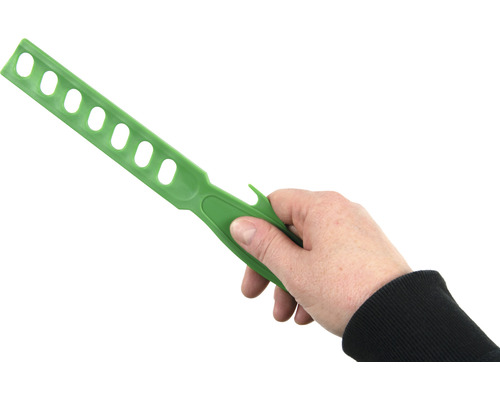 Hand hält Rührlöffel mit Löchern