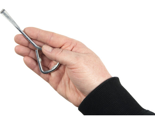 Hand hält Werkzeug zum Entfernen von Dichtungsringen