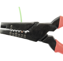 Abisolierzange mit grünem Kabel