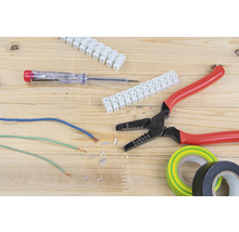 Elektrikerwerkzeug-Set mit Lüsterklemmen, Abisolierzange, Aderendhülsen, Phasenprüfer und Isolierband
