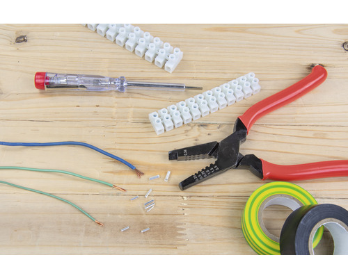 Elektrikerwerkzeug-Set mit Lüsterklemmen, Abisolierzange, Aderendhülsen, Phasenprüfer und Isolierband