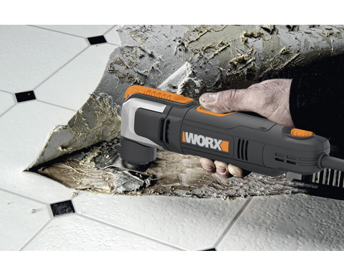 WORX Multifunktionswerkzeug beim Entfernen von Bodenbelägen