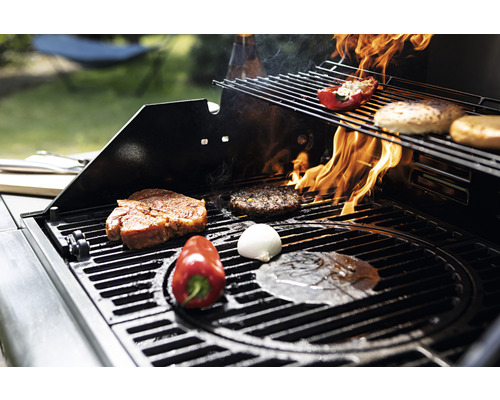 Grill mit Steaks, Burger, Gemüse und Flammen