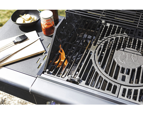 Grill mit Holzkohle, Grillrost, Holzkohle und Flammen