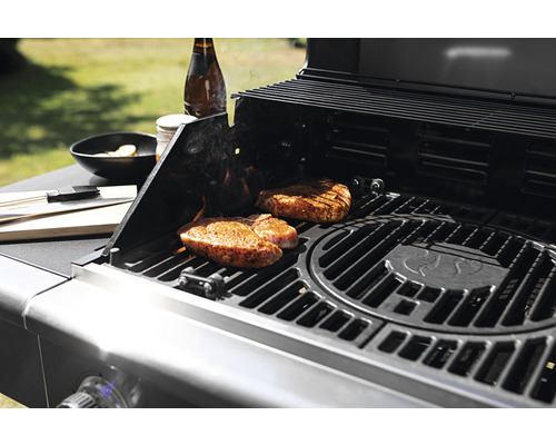 Grill mit Fleisch auf dem Rost