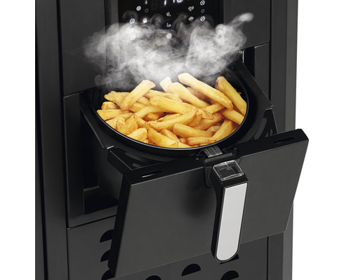 Heißluftfritteuse mit dampfenden Pommes Frites im Korb