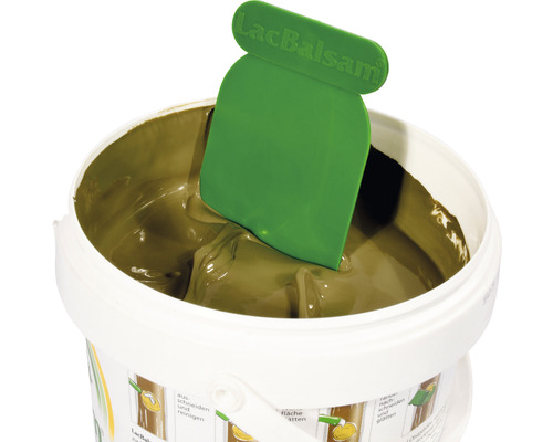 Baumpflegeprodukt in einem Eimer mit Spatel