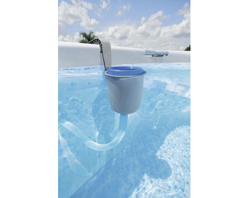 Pool Skimmer im Schwimmbecken mit Schlauchanschluss