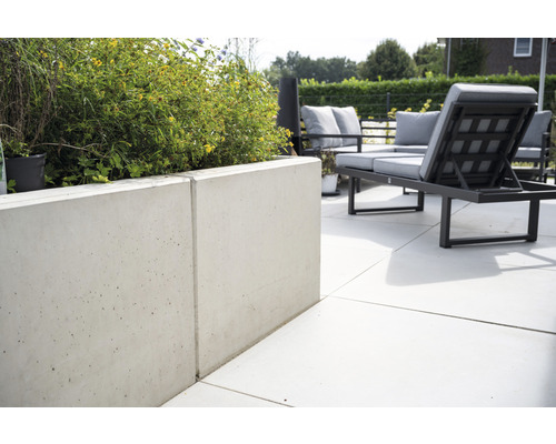 Terrasse mit Betonpflanzkästen und Gartenmöbeln