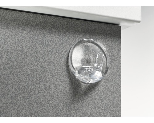 Transparenter Puffer an einer grauen Möbelfront