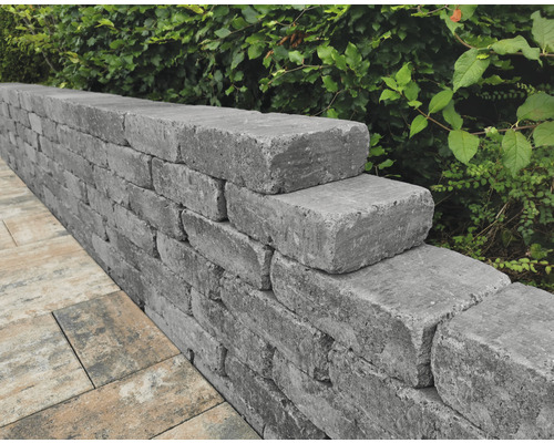 Mauer aus Betonsteinen im Garten