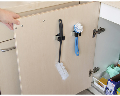 Küchenschranktür mit Halterungen für Spülbürste und Flaschenbürste