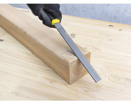 Holzraspel im Einsatz auf einem Holzstück