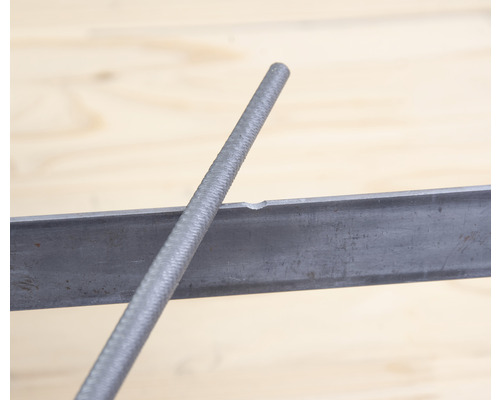 Metallfeile bearbeitet ein Metallstück