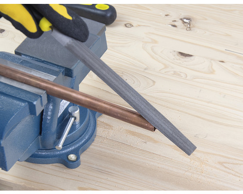 Rohrbearbeitung mit einer Feile in einem Schraubstock