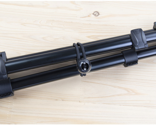 Zusammengebundene Stativbeine mit Gummikordel