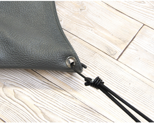 Detailansicht einer Abdeckplane mit Öse und Befestigungsseil