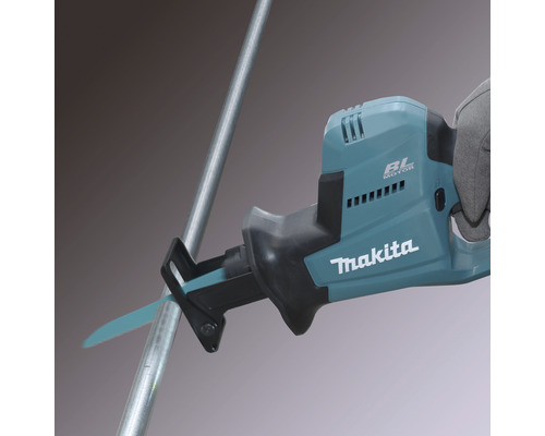 Makita Säbelsäge beim Schneiden eines Metallrohrs