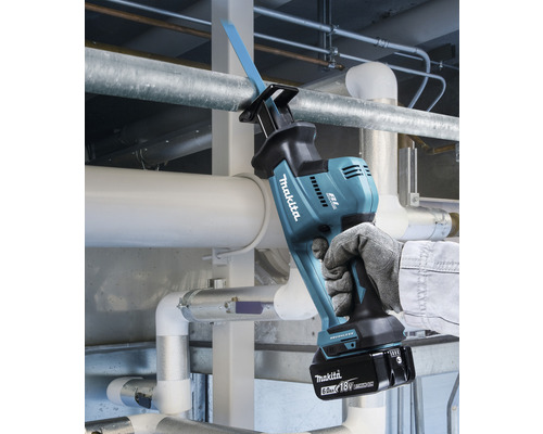 Makita Säbelsäge beim Rohrzuschnitt