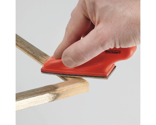 Schleifklotz im Einsatz auf einem Holzrahmen