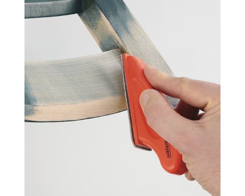 Eine Person schleift Holz mit einem Handschleifer.