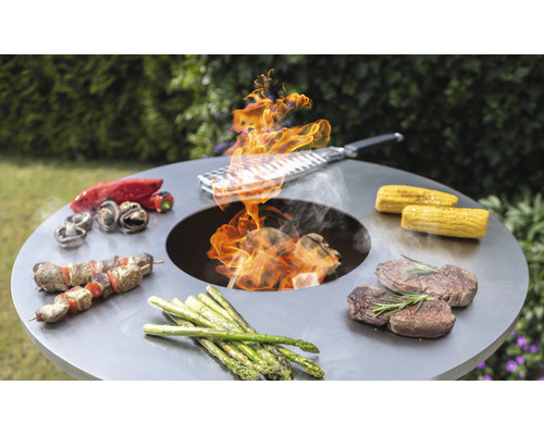 Runder Grill mit Grillgut wie Steaks, Spargel, Maiskolben und Gemüsespieße