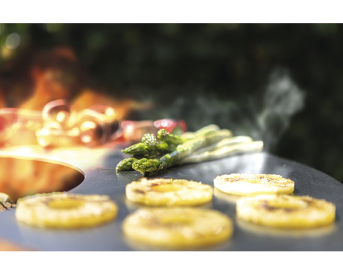 Gegrillte Ananasscheiben und Spargel auf einer Grillplatte