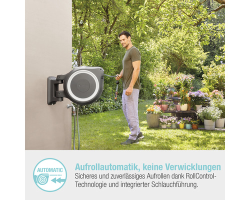 Automatische Schlauchbox mit Gartenschlauch im Einsatz im Garten.