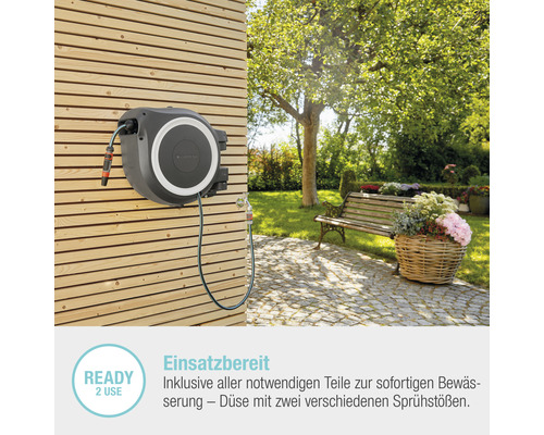 Gardena Wand-Schlauchbox mit Gartenschlauch an einer Holzwand