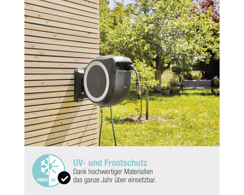Gartenschlauchbox mit UV- und Frostschutz an einer Holzwand montiert
