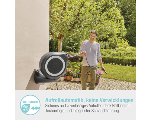 Gartenszene mit Schlauchbox zur Bewässerung und Mann