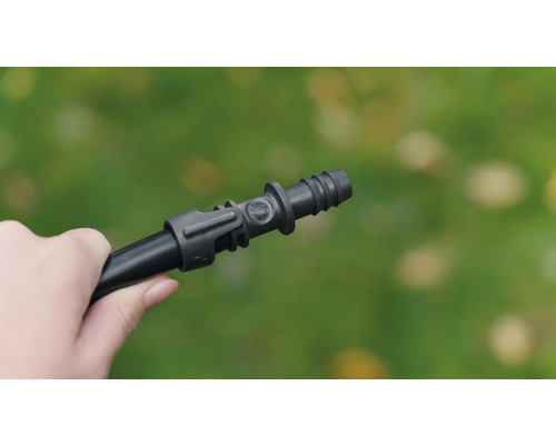 Gartenschlauchverbinder aus Kunststoff in der Hand