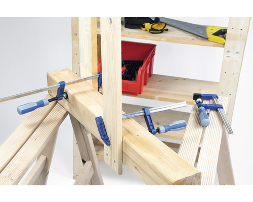 Werkstattszene mit Werkbank, Werkzeug und Schraubzwingen