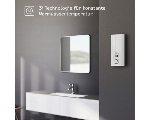 Badezimmer mit Spiegelschrank, Waschbecken und elektronischem Durchlauferhitzer