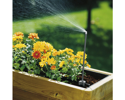 Bewässerungssystem für Blumenkasten mit Sprühdüse in Aktion