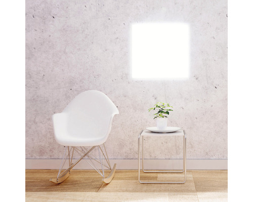 Wohnzimmer mit weißem Schaukelstuhl, Beistelltisch und LED-Wandleuchte