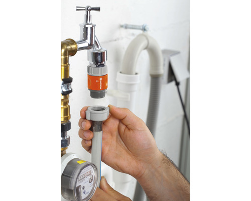 Montage eines Gardena Wasserhahnschlussstücks an einen Wasserhahn.