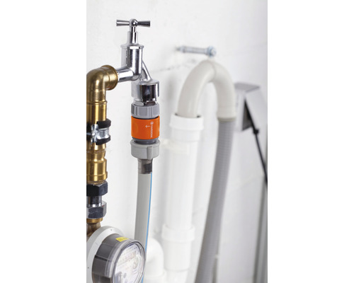 Gardena Wasserhahn-Adapter an einem Wasserhahn befestigt