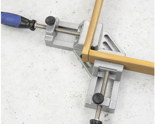 Eckspannzwinge mit zwei Holzstücken