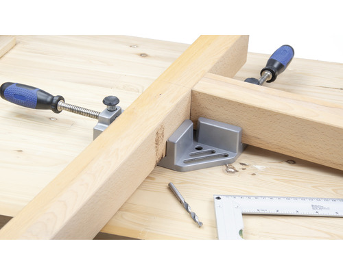 Holzwerkstück mit Winkelspanner und Schraubzwingen auf einer Holzoberfläche