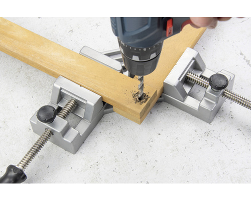 Eckspanner mit Bohrmaschine beim Bohren von Holz