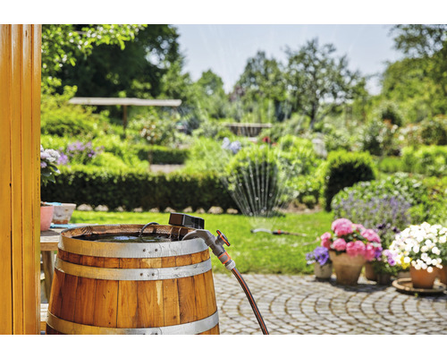 Garten mit Regentonne, Wasserhahn und Gartenschlauch im Außenbereich