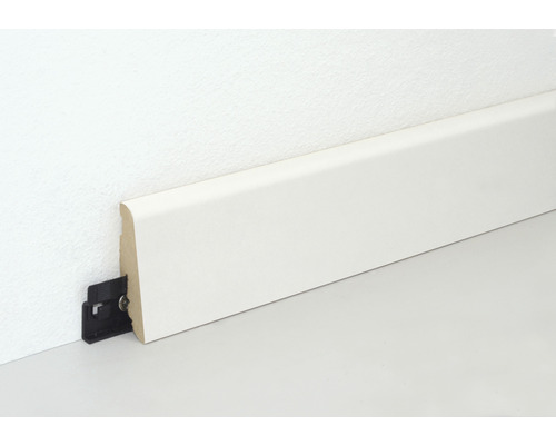 Sockelleiste aus Holz mit Befestigungsclip an einer Wand