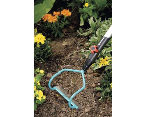 Gartengerät im Einsatz im Gartenbeet