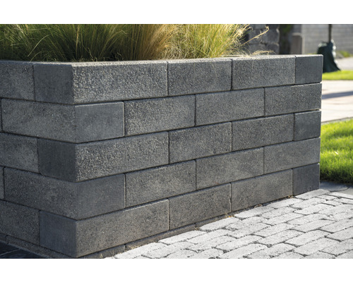 Hochbeet aus Betonsteinen mit Bepflanzung