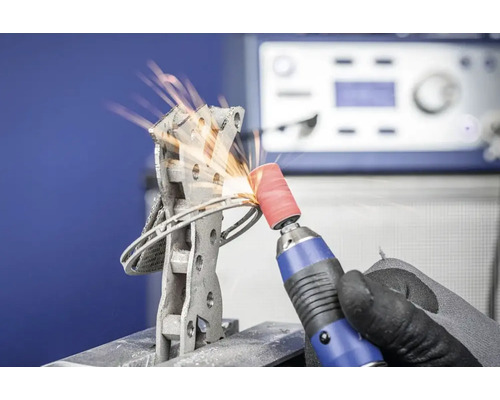 Metallteil wird mit einem Schleifwerkzeug bearbeitet